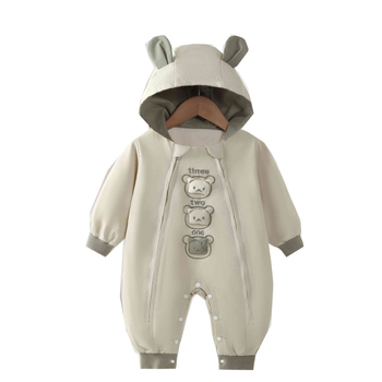 Бебешки гащеризон за лазане – качулка, дълъг ръкав, цип; принт мечка; външен 100% полиестер, вътрешен 100% памук; подходящ за пролет и есен