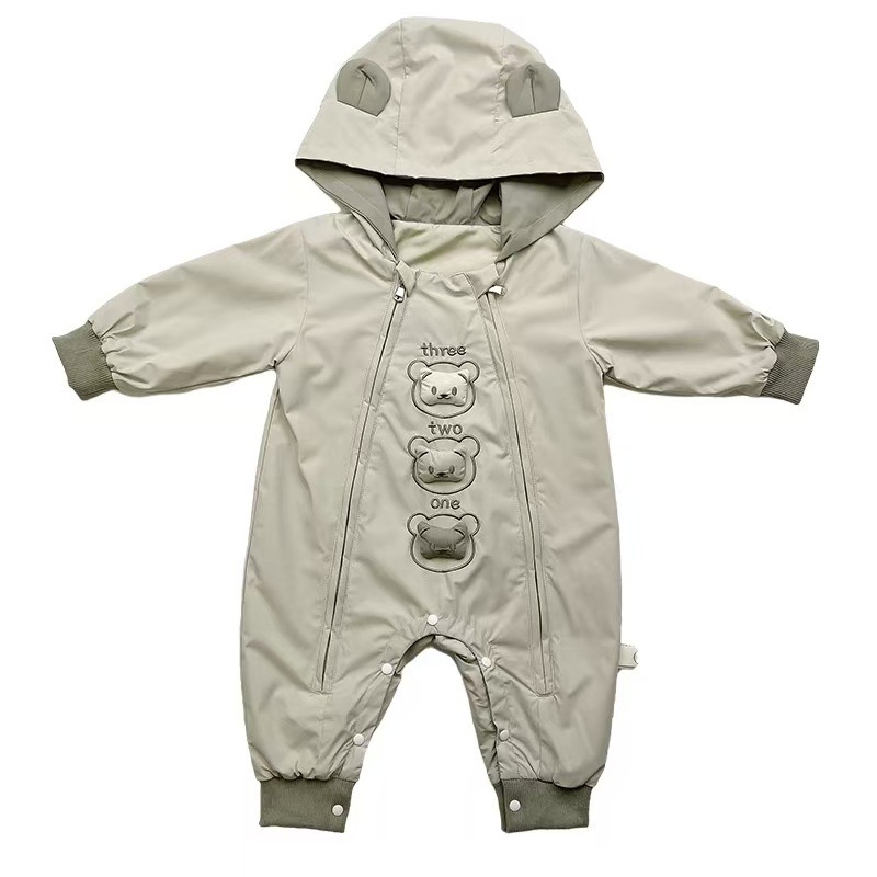 Бебешки гащеризон за лазане – качулка, дълъг ръкав, цип; принт мечка; външен 100% полиестер, вътрешен 100% памук; подходящ за пролет и есен