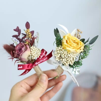 Corsage iš džiovintų gėlių – rožė ir gypsophila, vestuvinei ir automobilio vidaus dekoracijai