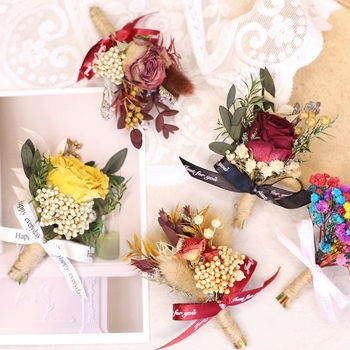 Corsage iš džiovintų gėlių – rožė ir gypsophila, vestuvinei ir automobilio vidaus dekoracijai