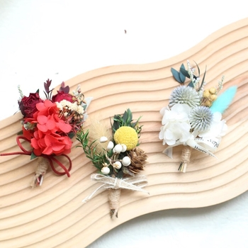 Corsage iš džiovintų gėlių – rožė ir gypsophila, vestuvinei ir automobilio vidaus dekoracijai