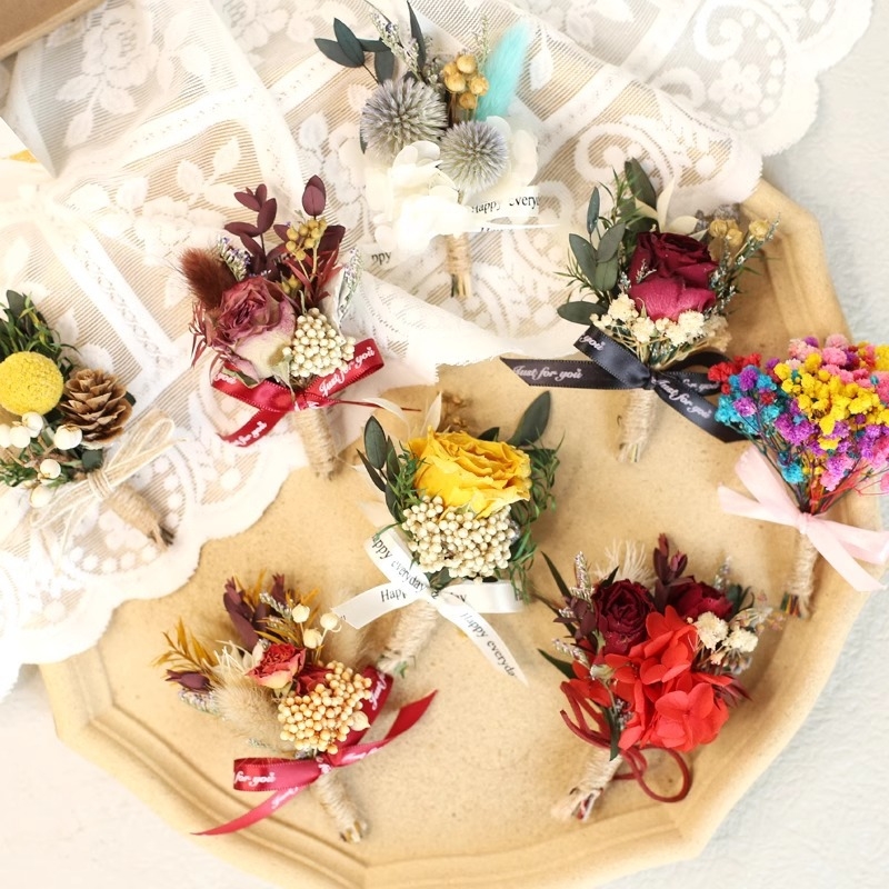 Corsage iš džiovintų gėlių – rožė ir gypsophila, vestuvinei ir automobilio vidaus dekoracijai