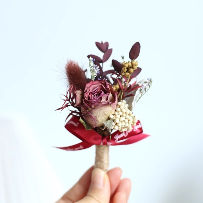 Corsage iš džiovintų gėlių – rožė ir gypsophila, vestuvinei ir automobilio vidaus dekoracijai