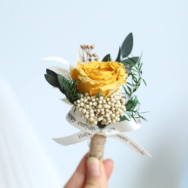 Corsage iš džiovintų gėlių – rožė ir gypsophila, vestuvinei ir automobilio vidaus dekoracijai