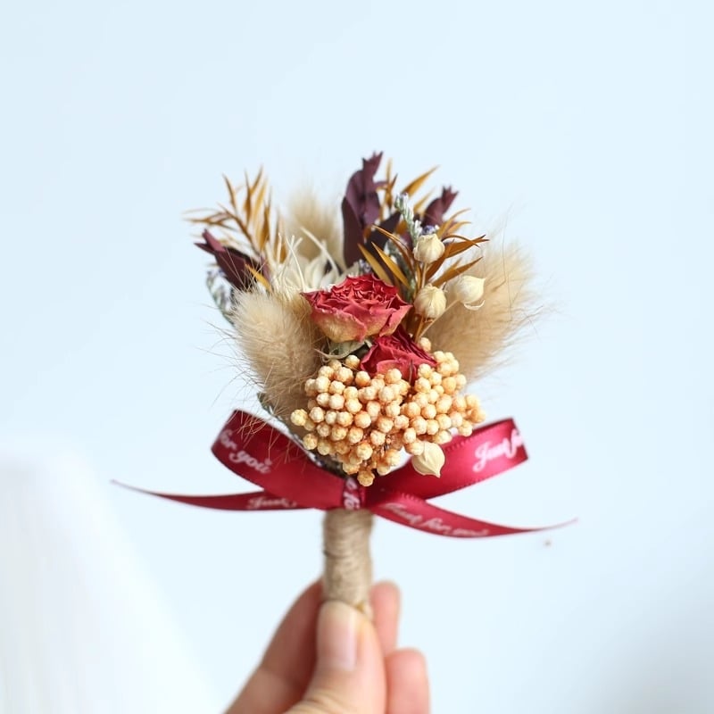 Corsage iš džiovintų gėlių – rožė ir gypsophila, vestuvinei ir automobilio vidaus dekoracijai