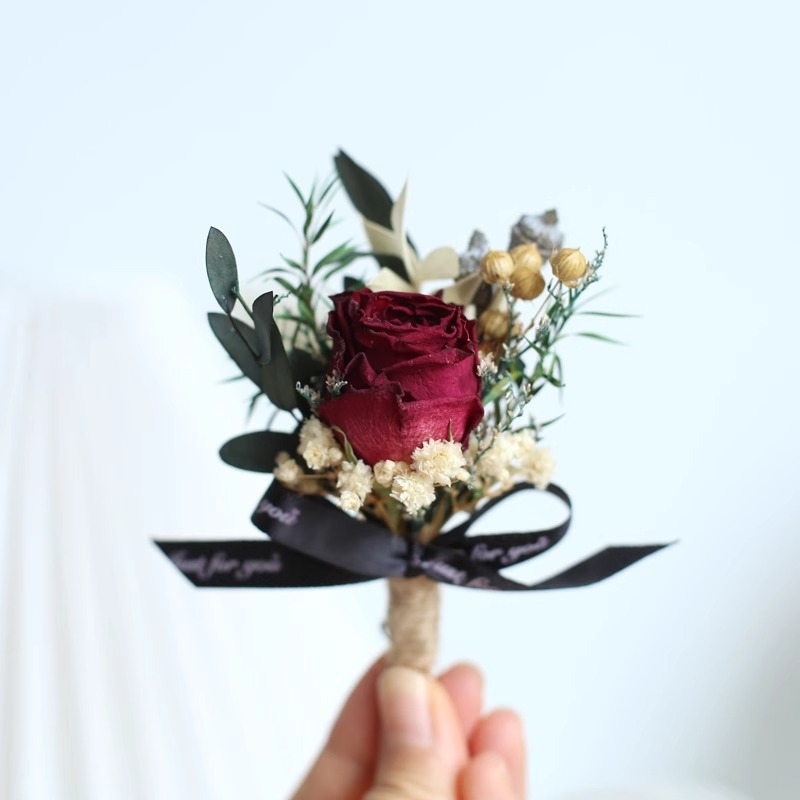 Corsage iš džiovintų gėlių – rožė ir gypsophila, vestuvinei ir automobilio vidaus dekoracijai