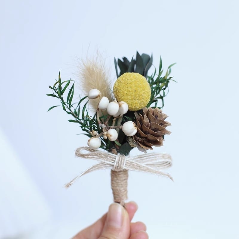 Corsage iš džiovintų gėlių – rožė ir gypsophila, vestuvinei ir automobilio vidaus dekoracijai