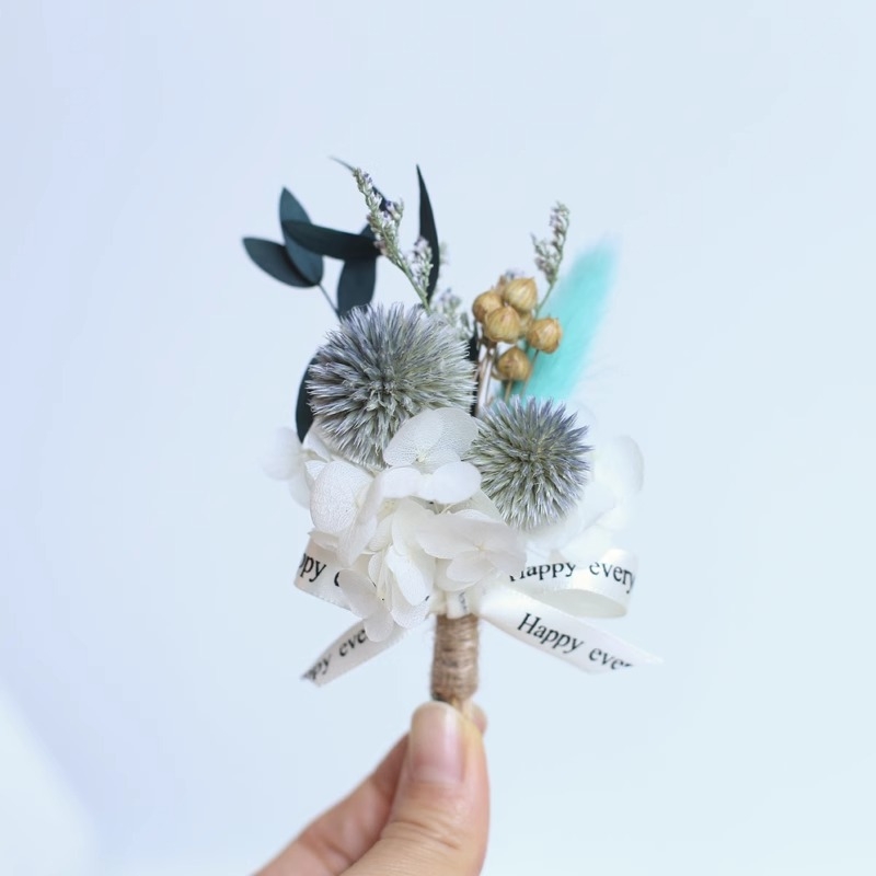 Corsage iš džiovintų gėlių – rožė ir gypsophila, vestuvinei ir automobilio vidaus dekoracijai