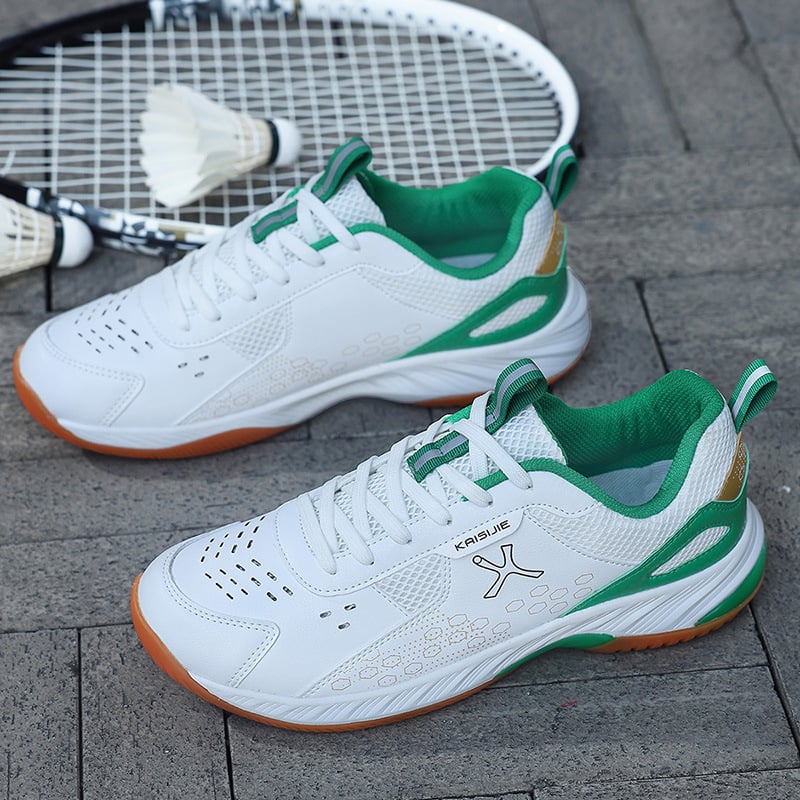 Badmintono batai – priešslydimo, kvėpuojantys, atsparūs dilimui, žemas aukštis, guminė danga