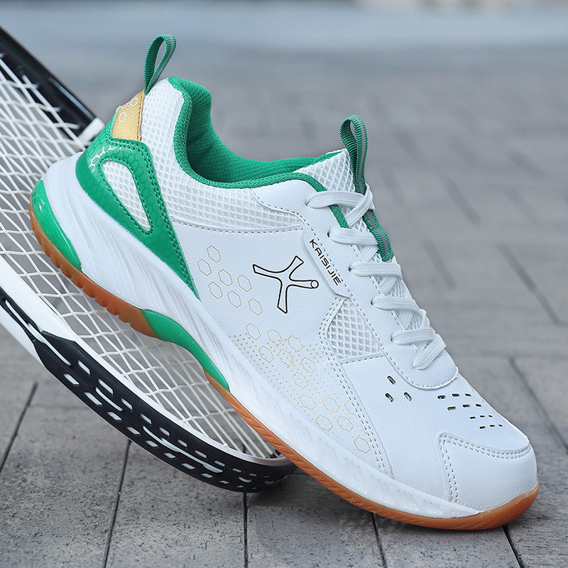 Badmintono batai – priešslydimo, kvėpuojantys, atsparūs dilimui, žemas aukštis, guminė danga