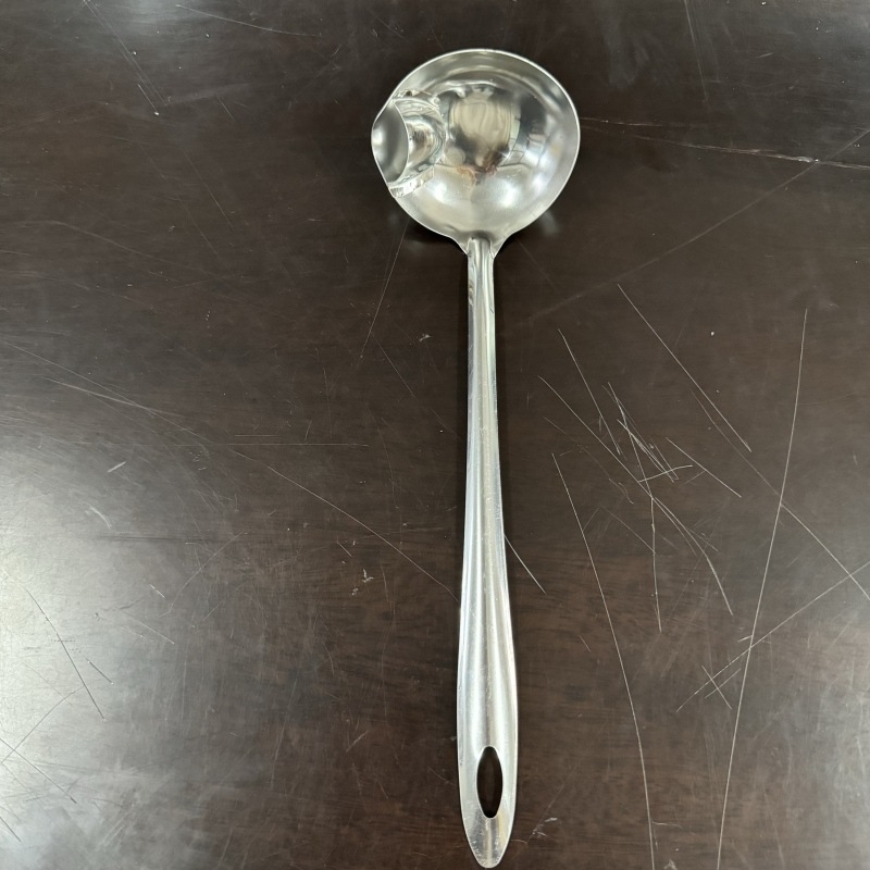 Nerūdijančio plieno aliejaus atskyrimo šaukštas su integruotu filtru – virtuvės šaukštas, modernus minimalistinis stilius