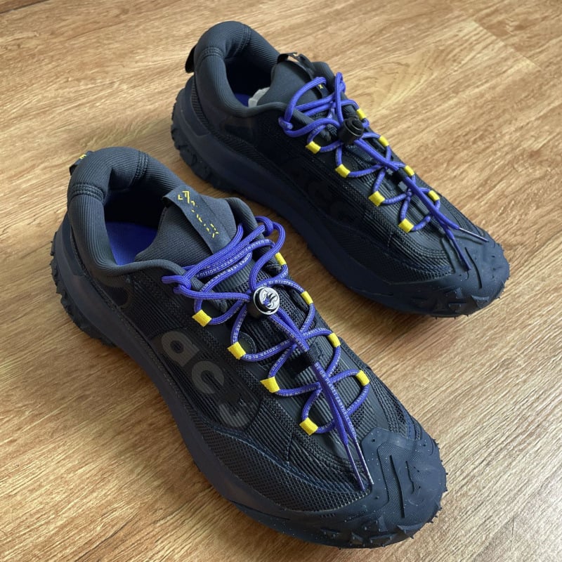 Planinarske cipele – gornji dio od mrežaste tkanine; protuklizna gumena potplat; gumeni srednji potplat; niskog kroja; visina pete 3-5 cm