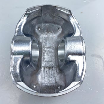 Kusma dugattyúgyűrű Land Rover 2.0T benzin LR025366 – alumíniumötvözet; kombinált gyűrű; hordófejű gyűrű