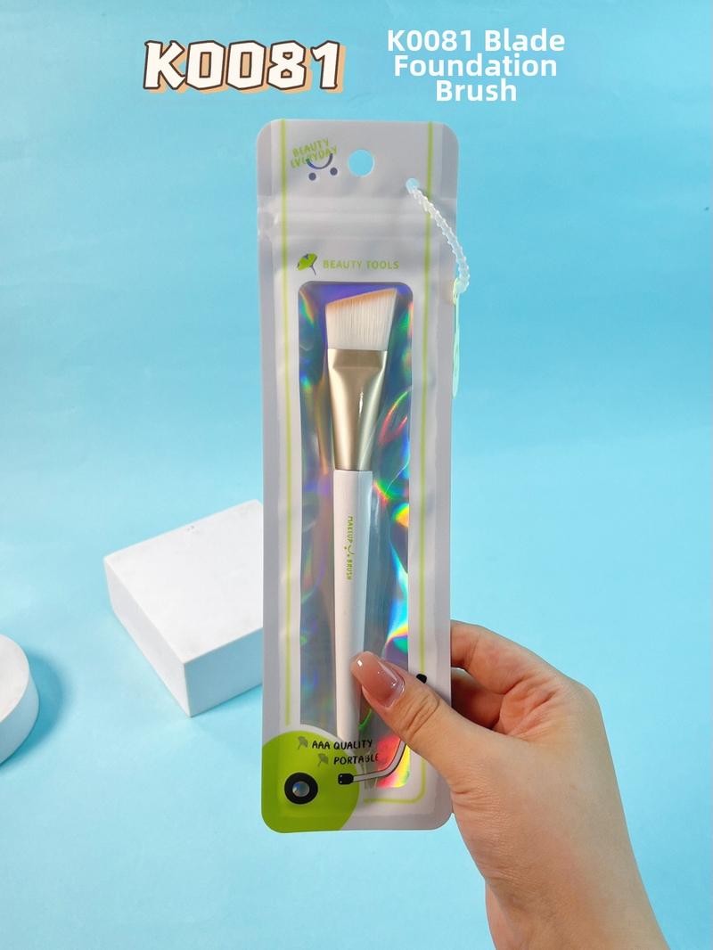 Keqi korektoriaus šepetėlių rinkinys — nešiojamas, sintetiniai pluoštai, medinė rankena, nešiojimo krepšys