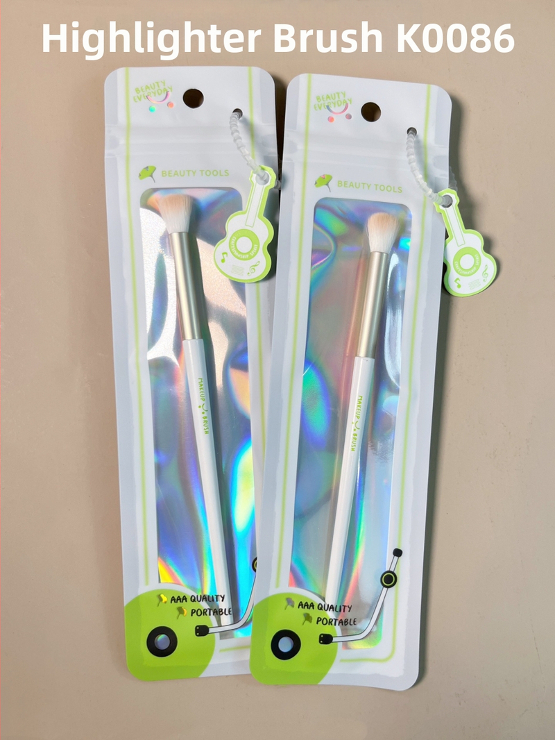 Keqi korektoriaus šepetėlių rinkinys — nešiojamas, sintetiniai pluoštai, medinė rankena, nešiojimo krepšys