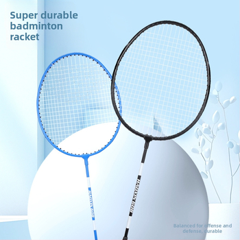 Dviejų raketų badminton komplektas su medvilnine rankena, plieno lydinio rėmas, nailono stygos, svoris 95–100 g, tiesi raketė