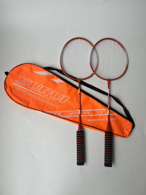 Dviejų raketų badminton komplektas su medvilnine rankena, plieno lydinio rėmas, nailono stygos, svoris 95–100 g, tiesi raketė
