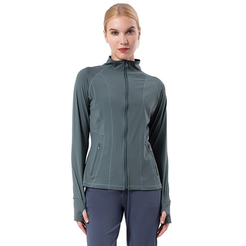 Moteriška sportinė striukė jogos ir bėgimui – greitai džiūstanti, stovinti apykaklė, ilgos rankovės; audinys: nailonų mišinys 75% + Lycra 25%; pamušalas: Lycra 25%; be gobtuvo.