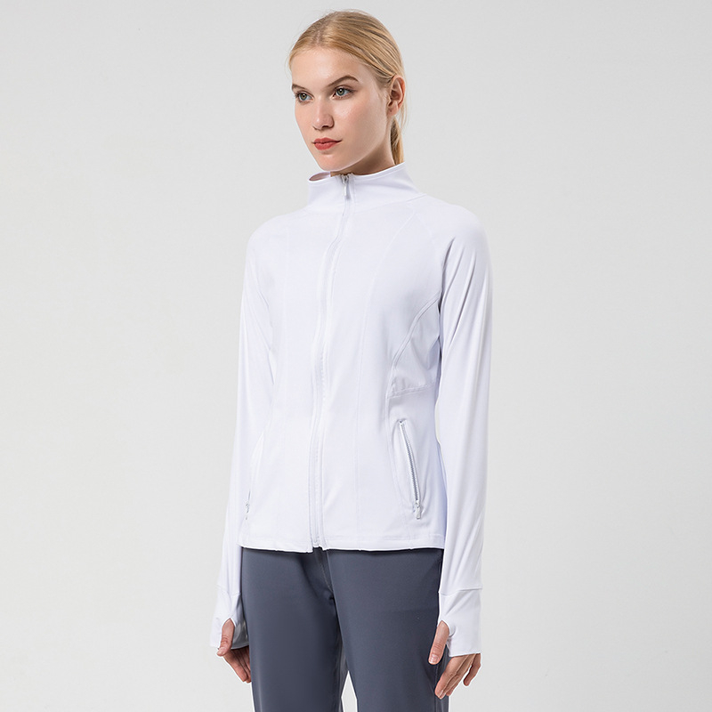 Moteriška sportinė striukė jogos ir bėgimui – greitai džiūstanti, stovinti apykaklė, ilgos rankovės; audinys: nailonų mišinys 75% + Lycra 25%; pamušalas: Lycra 25%; be gobtuvo.