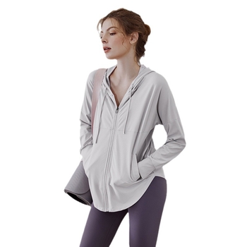 Moteriška nailoninė sportinė striukė, greitai džiūstanti, kvėpuojanti, ilgos rankovės, klubinis ilgis, prigludęs kirpimas