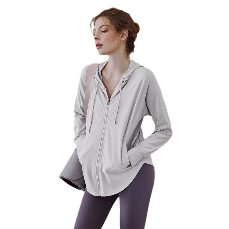 Moteriška nailoninė sportinė striukė, greitai džiūstanti, kvėpuojanti, ilgos rankovės, klubinis ilgis, prigludęs kirpimas