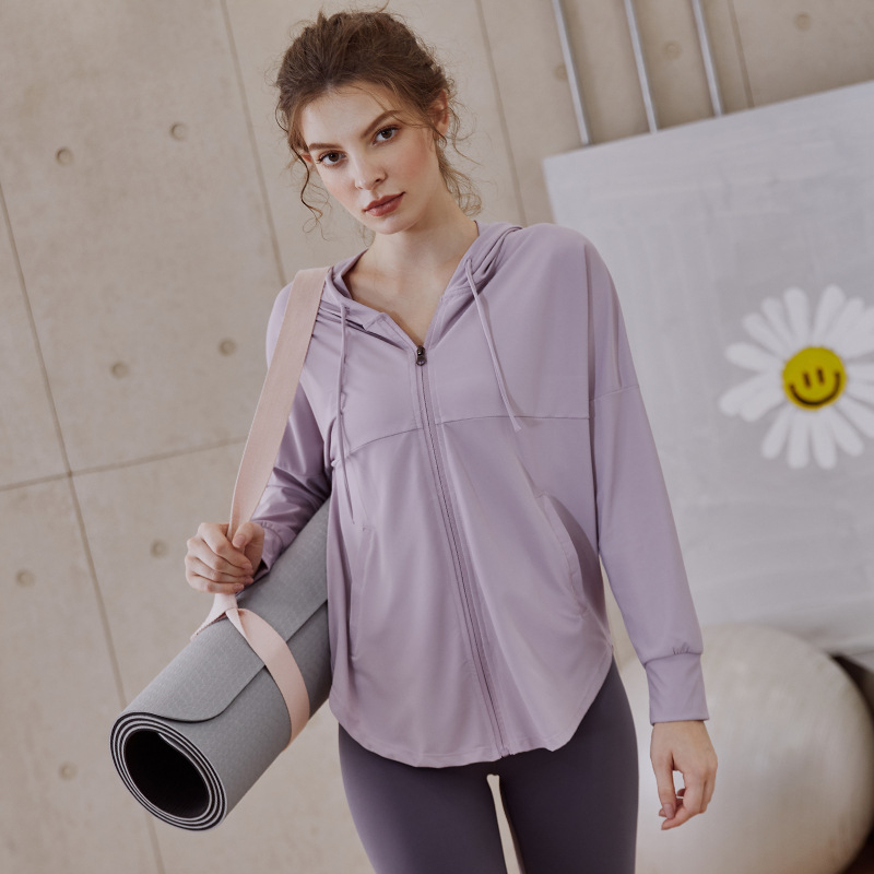 Moteriška nailoninė sportinė striukė, greitai džiūstanti, kvėpuojanti, ilgos rankovės, klubinis ilgis, prigludęs kirpimas