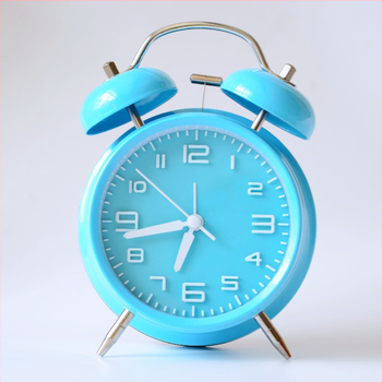 Kovový budík, napájaný batériou, elektronický pohyb, analógový ciferník s číslami, jednostranný, kovové puzdro a ciferník, moderný dizajn, zabudované budenie.