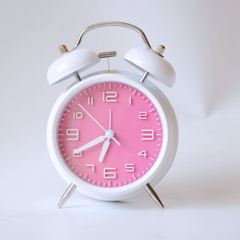 Kovový budík, napájaný batériou, elektronický pohyb, analógový ciferník s číslami, jednostranný, kovové puzdro a ciferník, moderný dizajn, zabudované budenie.