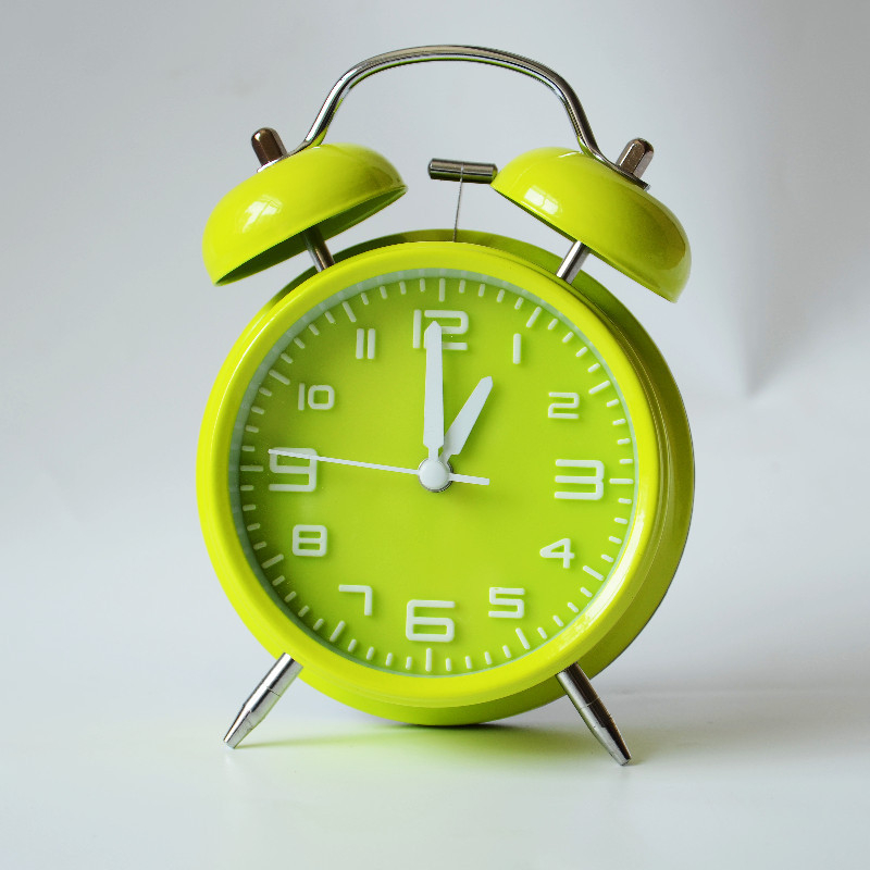 Kovový budík, napájaný batériou, elektronický pohyb, analógový ciferník s číslami, jednostranný, kovové puzdro a ciferník, moderný dizajn, zabudované budenie.