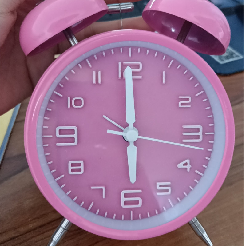 Kovový budík, napájaný batériou, elektronický pohyb, analógový ciferník s číslami, jednostranný, kovové puzdro a ciferník, moderný dizajn, zabudované budenie.