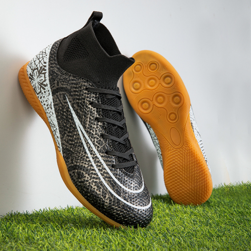 Nogometne tenisice s visokim gornjim dijelom, gornji dio od najlonske kože, potplat od telećih tetiva, protuklizne