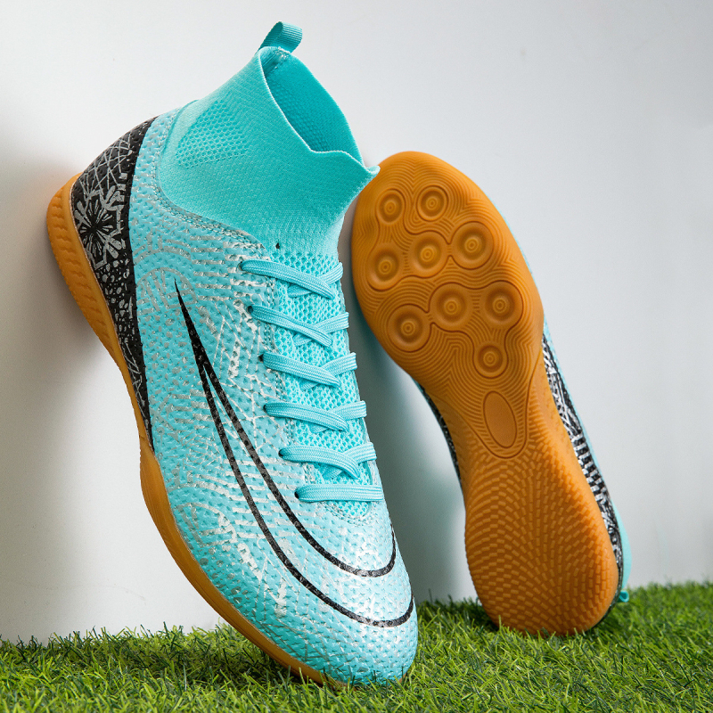 Nogometne tenisice s visokim gornjim dijelom, gornji dio od najlonske kože, potplat od telećih tetiva, protuklizne