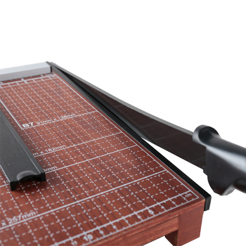 Deli 8004 Paberilõikur – lõike laius 250 mm, lõike pikkus 300 mm, mahutavus 15 lehte 70 g, manuaalne puidust lõikur