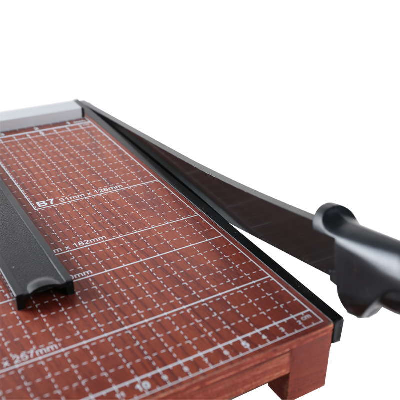 Deli 8004 Paberilõikur – lõike laius 250 mm, lõike pikkus 300 mm, mahutavus 15 lehte 70 g, manuaalne puidust lõikur