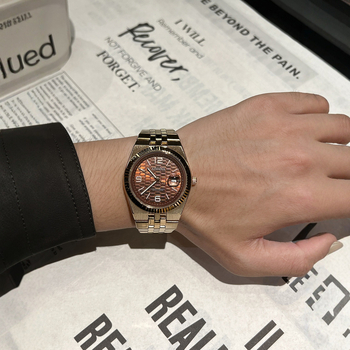 Muški sat s brojčanikom u uzorku pčelinje saće, luminescira, ultra tanak, kvarcni mehanizam, vodootporan do 30 m, kalendar i mali sekundni pokazivač, nehrđajući čelik remen, mineralo staklo, kopča leptir