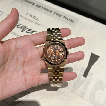 Muški sat s brojčanikom u uzorku pčelinje saće, luminescira, ultra tanak, kvarcni mehanizam, vodootporan do 30 m, kalendar i mali sekundni pokazivač, nehrđajući čelik remen, mineralo staklo, kopča leptir