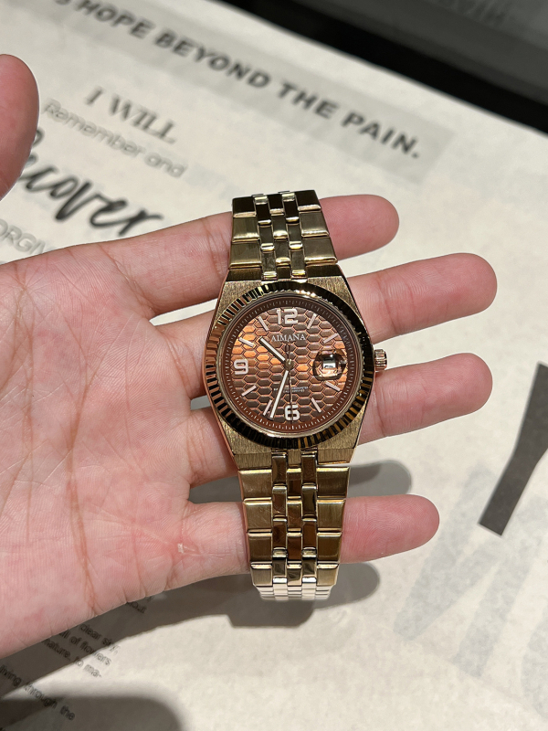 Muški sat s brojčanikom u uzorku pčelinje saće, luminescira, ultra tanak, kvarcni mehanizam, vodootporan do 30 m, kalendar i mali sekundni pokazivač, nehrđajući čelik remen, mineralo staklo, kopča leptir