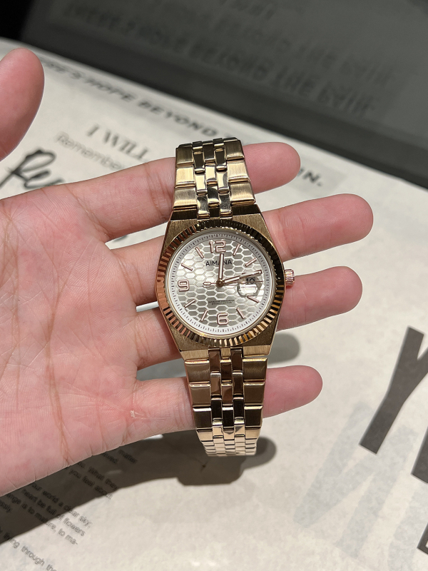 Muški sat s brojčanikom u uzorku pčelinje saće, luminescira, ultra tanak, kvarcni mehanizam, vodootporan do 30 m, kalendar i mali sekundni pokazivač, nehrđajući čelik remen, mineralo staklo, kopča leptir