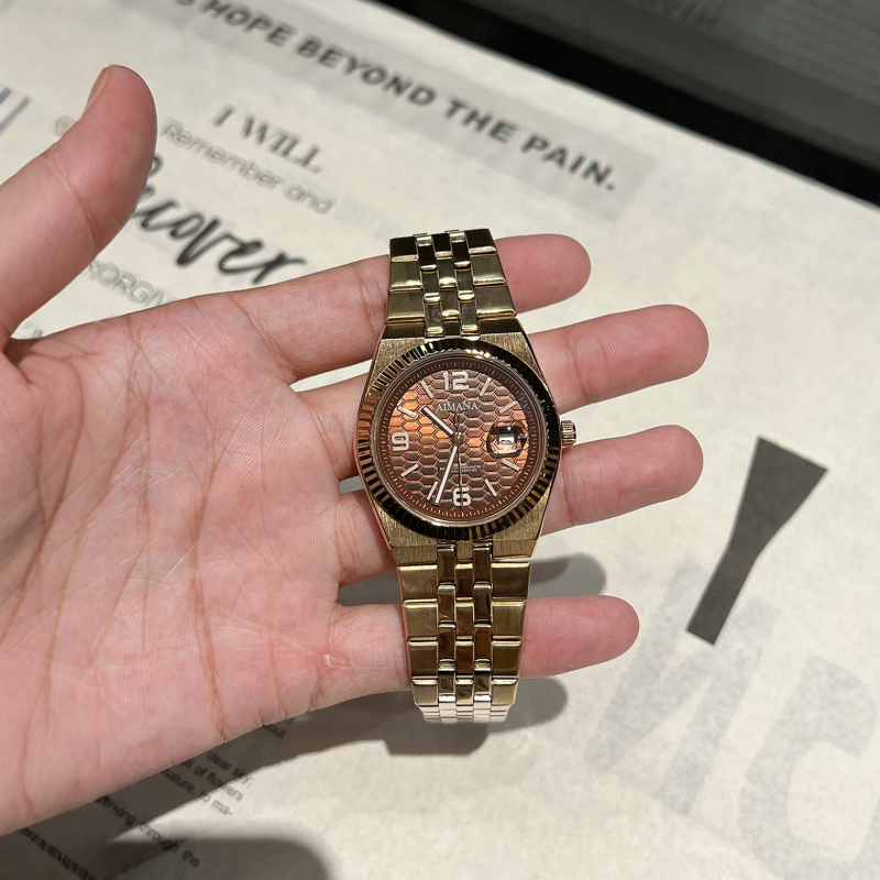 Muški sat s brojčanikom u uzorku pčelinje saće, luminescira, ultra tanak, kvarcni mehanizam, vodootporan do 30 m, kalendar i mali sekundni pokazivač, nehrđajući čelik remen, mineralo staklo, kopča leptir