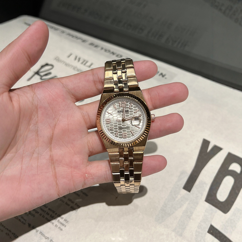 Muški sat s brojčanikom u uzorku pčelinje saće, luminescira, ultra tanak, kvarcni mehanizam, vodootporan do 30 m, kalendar i mali sekundni pokazivač, nehrđajući čelik remen, mineralo staklo, kopča leptir