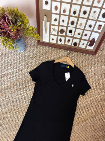 Ženski pamučni T-shirt s V izrezom, kratki rukav, uski kroj, izvezen logo