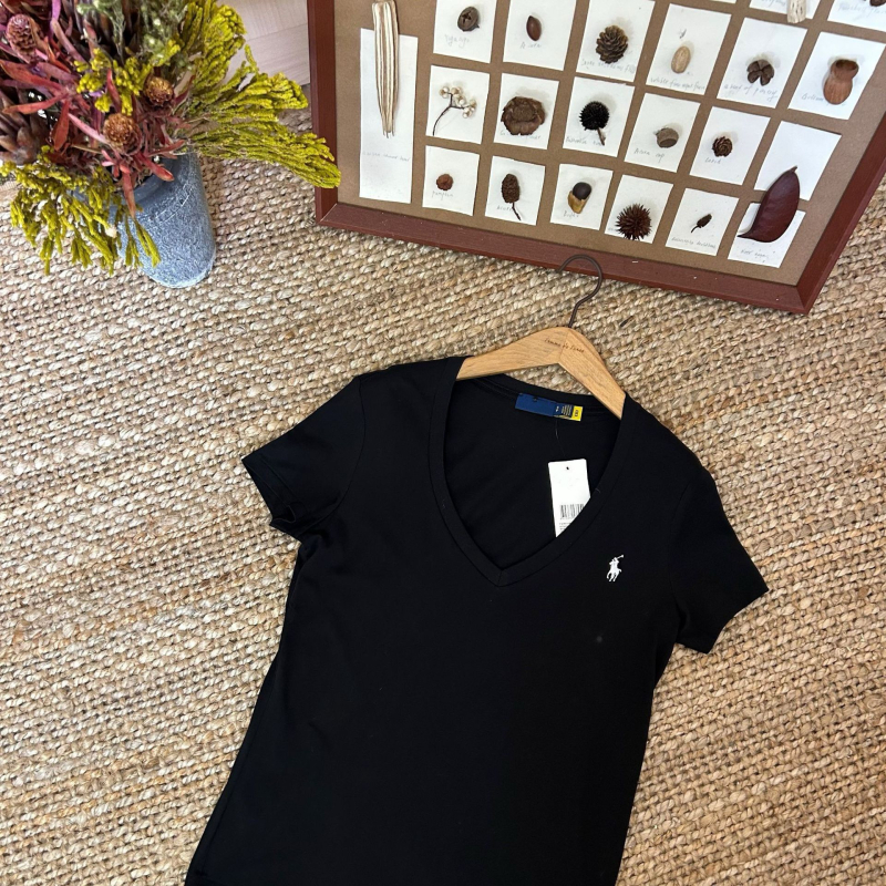 Ženski pamučni T-shirt s V izrezom, kratki rukav, uski kroj, izvezen logo
