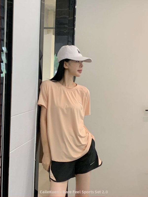 Vasaros unisex sportinis komplektas — kvėpuojantis, greitai džiūstantis, trumpomis rankovėmis, apvalus kaklo iškirptė, 30% spandex