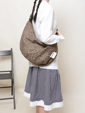 Geantă crossbody dumpling din material textil, închidere cu fermoar, căptușeală poliester-bumbac