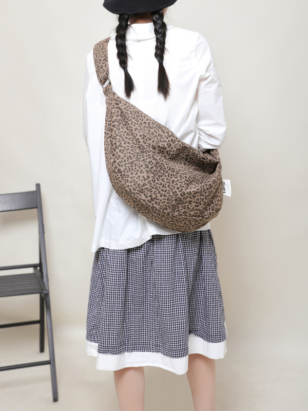 Geantă crossbody dumpling din material textil, închidere cu fermoar, căptușeală poliester-bumbac