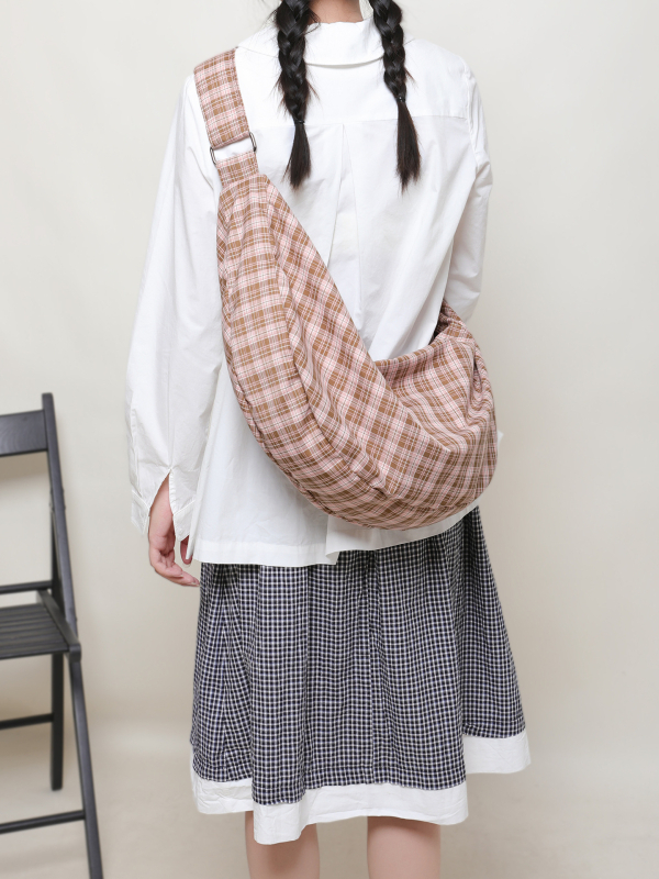 Geantă crossbody dumpling din material textil, închidere cu fermoar, căptușeală poliester-bumbac