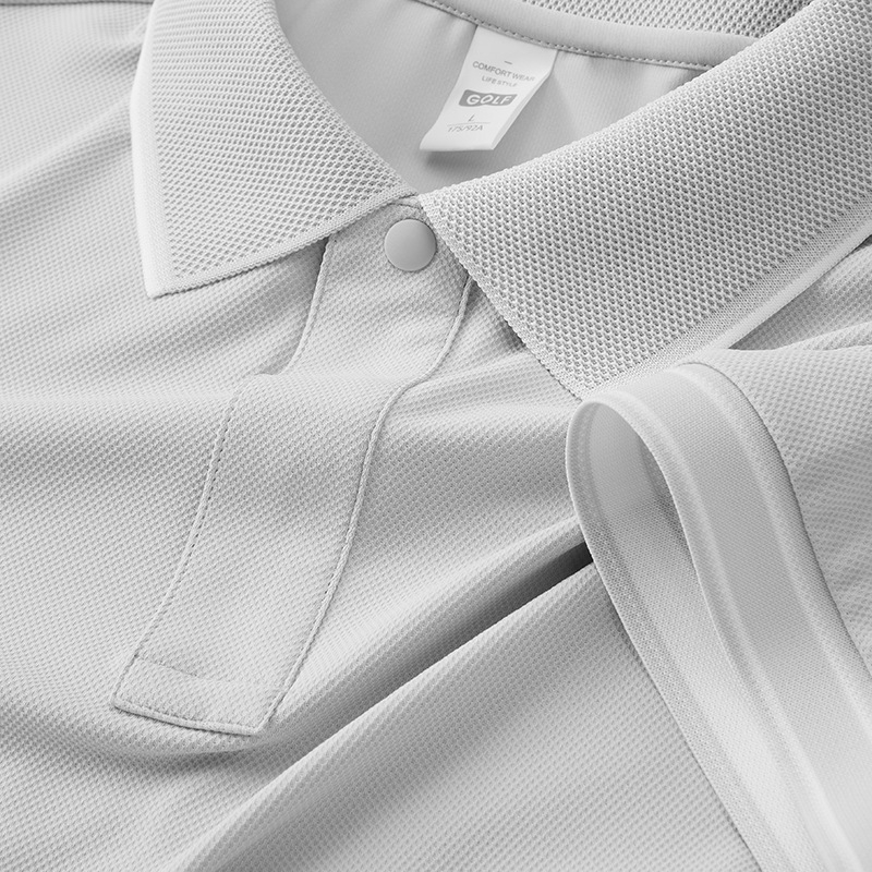 Tricou polo, mâneci scurte, croială mulată, finisaj spălat, amestec poliester 91–95%, fibre sintetice