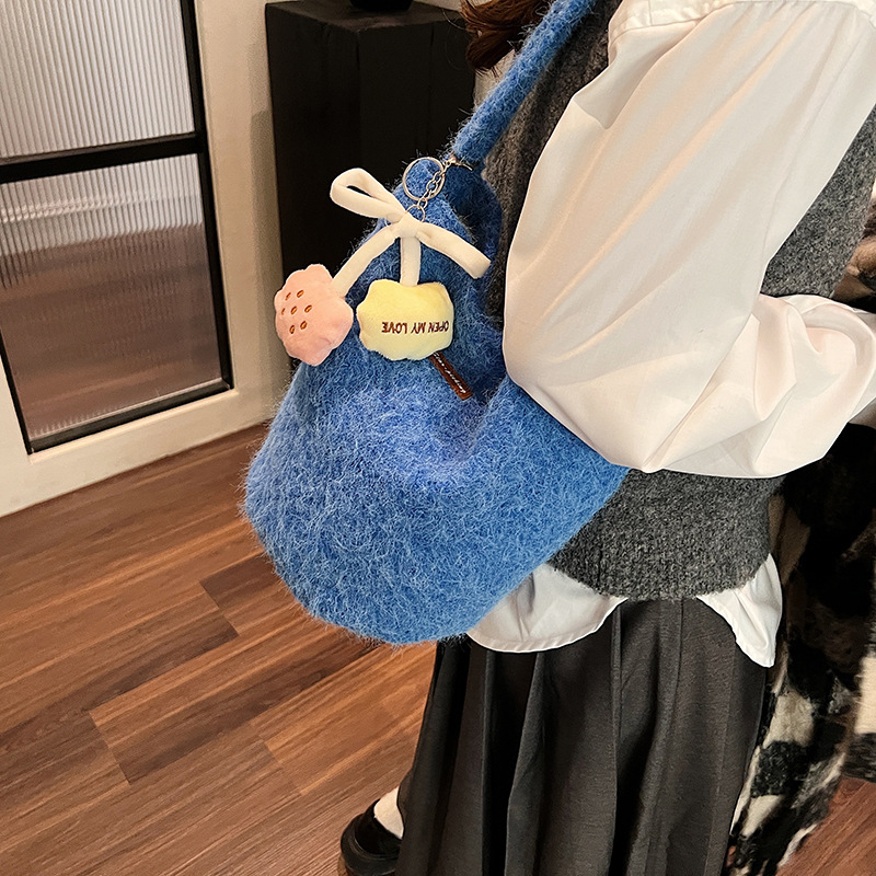 Gyapjúból készült bucket táska ID zsebbel és mágneses zárval, egy vállpánttal