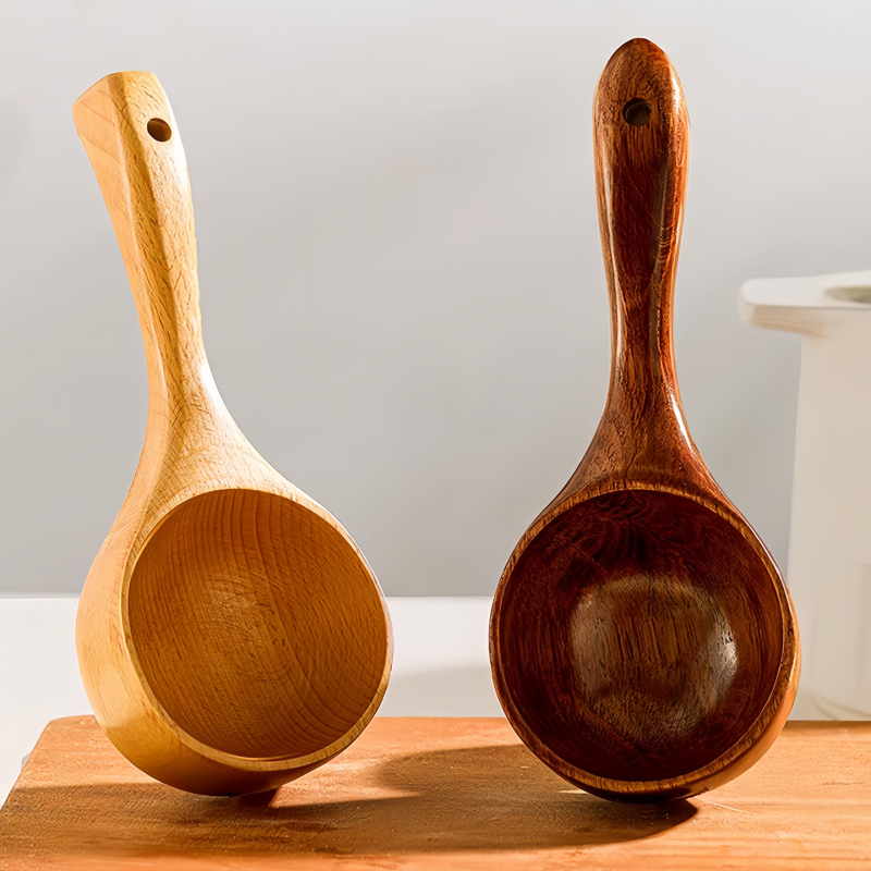 Virtuvės šaukštas su mediniu kotu, modernus minimalistinis stilius, ilgas kotas, tinkamas makaronams ir sriuboms