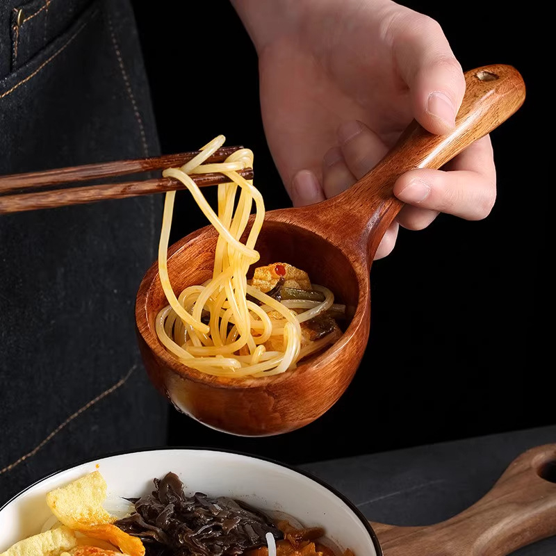 Virtuvės šaukštas su mediniu kotu, modernus minimalistinis stilius, ilgas kotas, tinkamas makaronams ir sriuboms